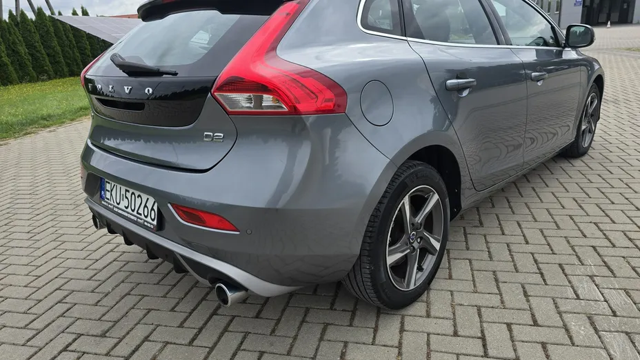 VOLVO V40 -