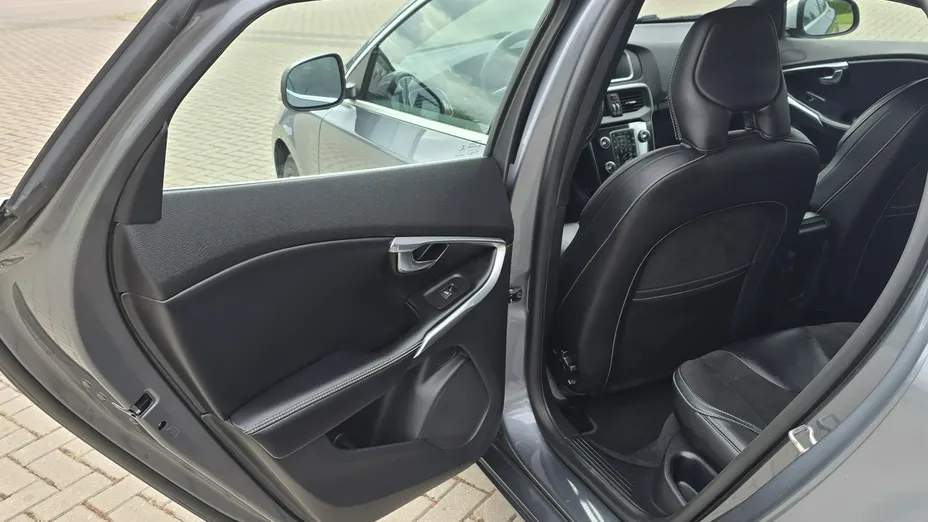 VOLVO V40 -