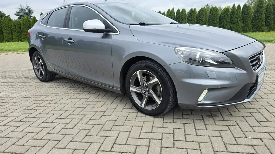 VOLVO V40 -