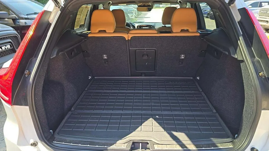 VOLVO XC40 -