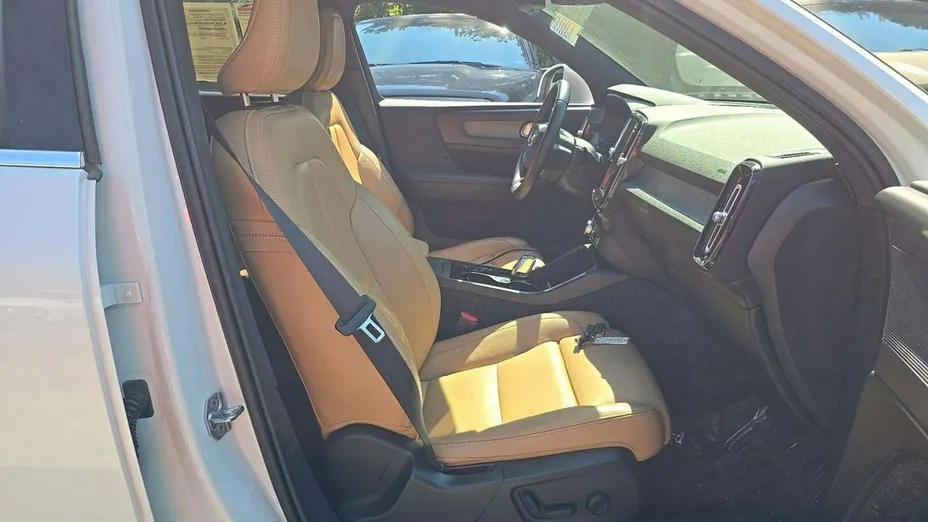 VOLVO XC40 -
