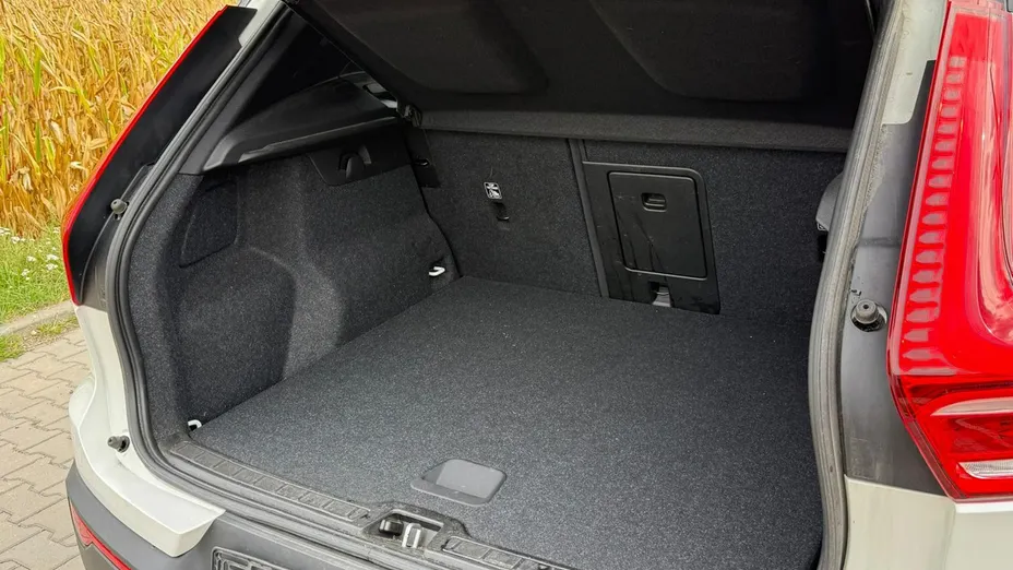 VOLVO XC40 -