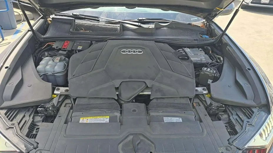 AUDI Q8 -
