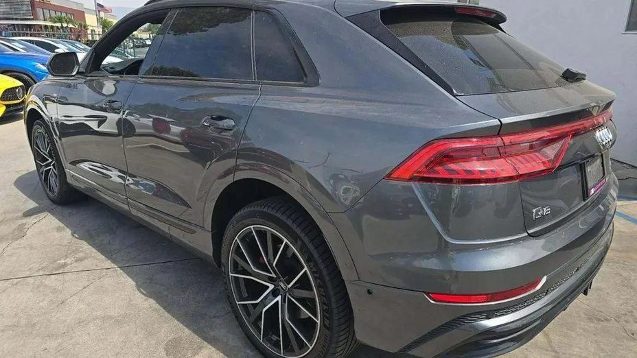AUDI Q8 -