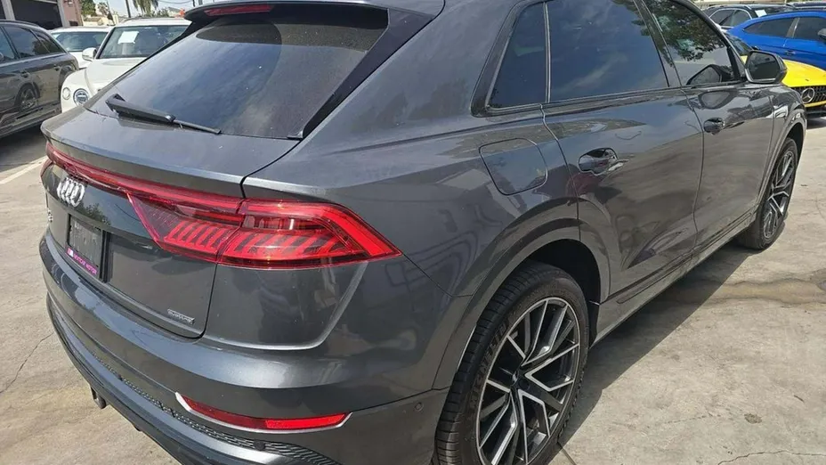 AUDI Q8 -