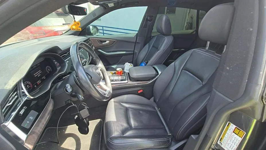 AUDI Q8 -