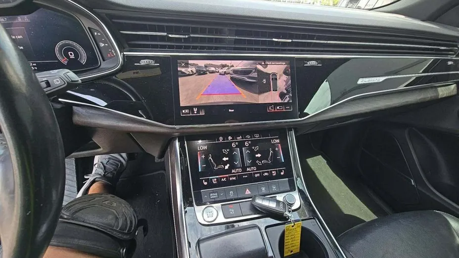 AUDI Q8 -