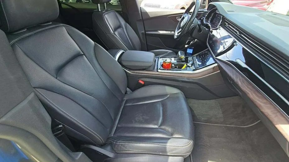 AUDI Q8 -