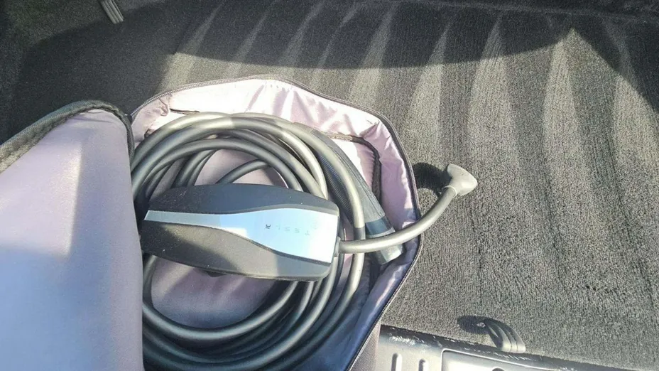 TESLA Model S -