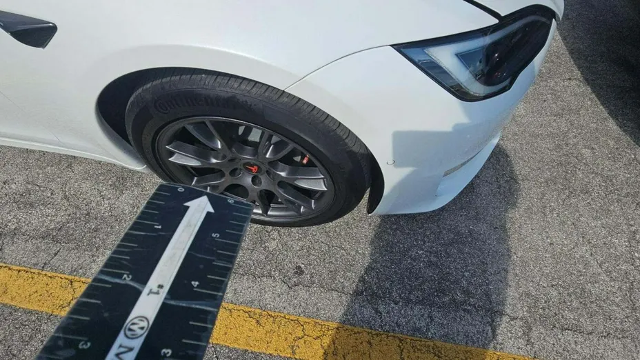 TESLA Model S -