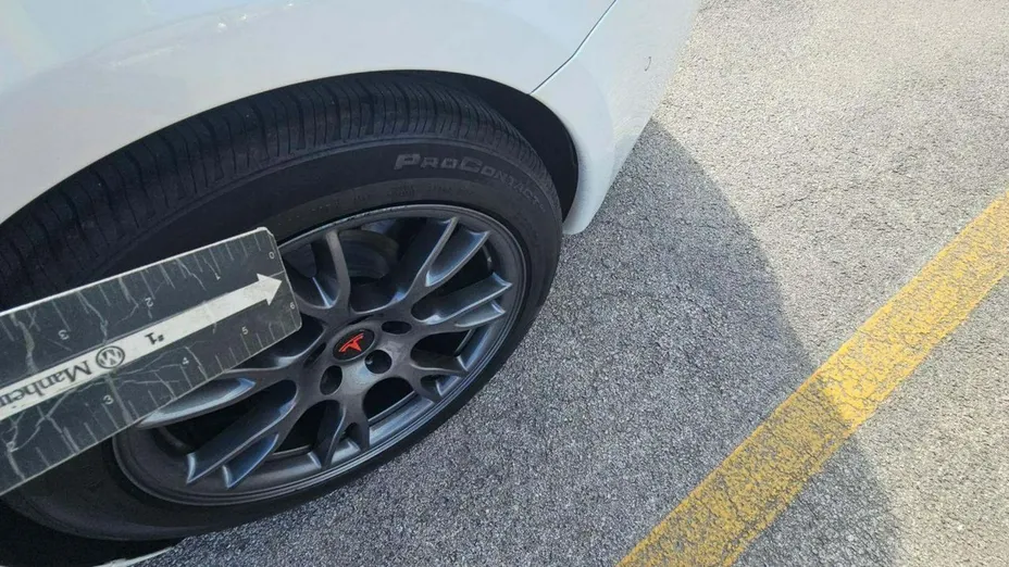 TESLA Model S -