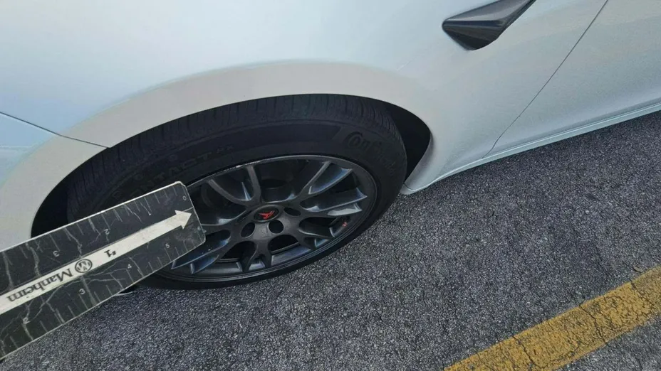TESLA Model S -