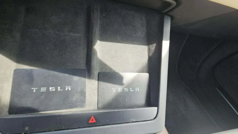 TESLA Model S -