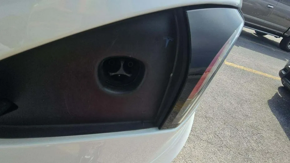 TESLA Model S -