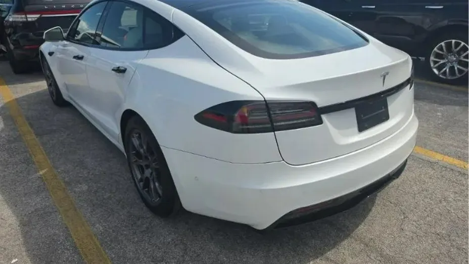 TESLA Model S -