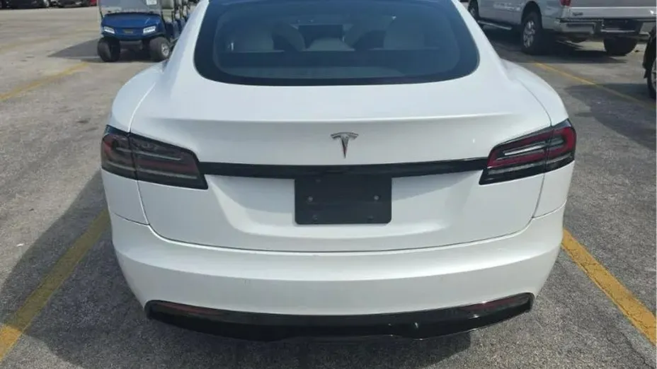 TESLA Model S -
