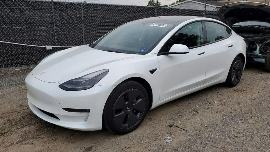 TESLA Model 3 -