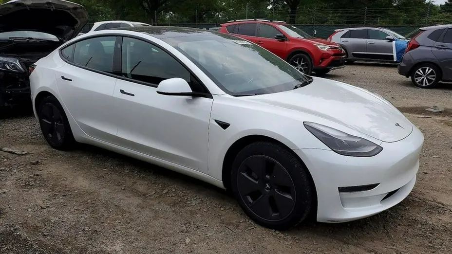 TESLA Model 3 -