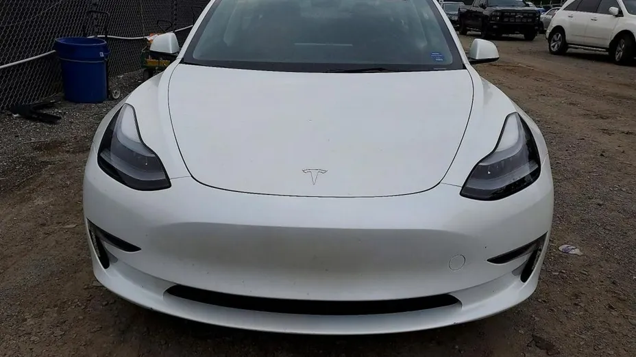 TESLA Model 3 -