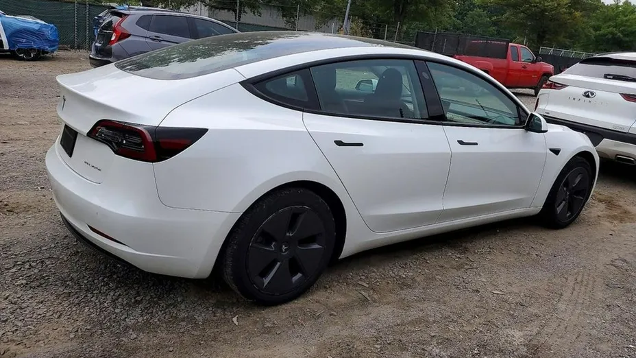 TESLA Model 3 -