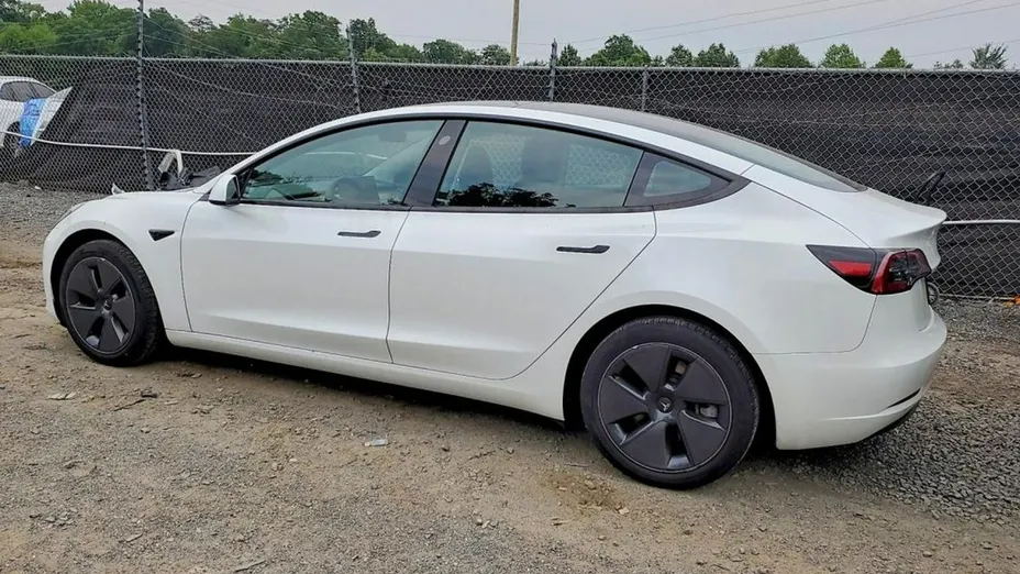 TESLA Model 3 -
