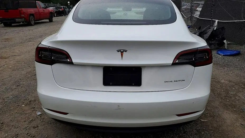 TESLA Model 3 -
