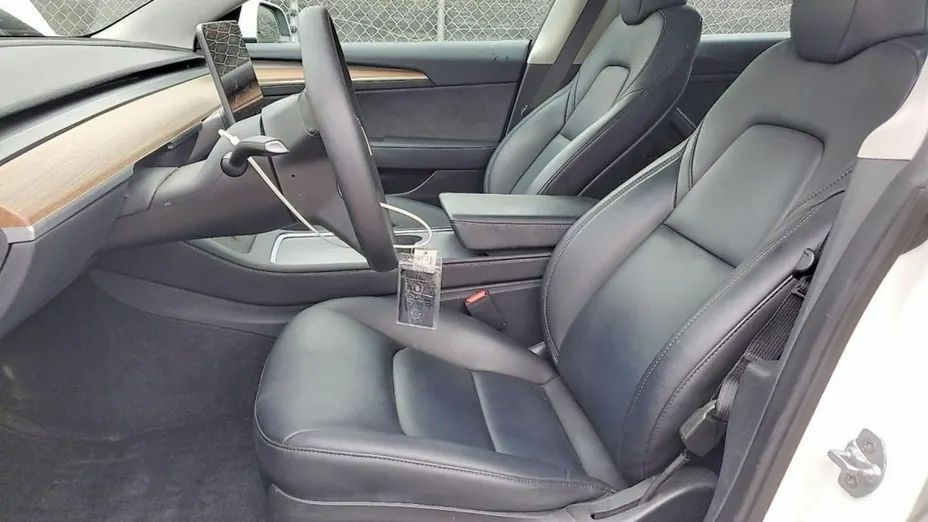 TESLA Model 3 -