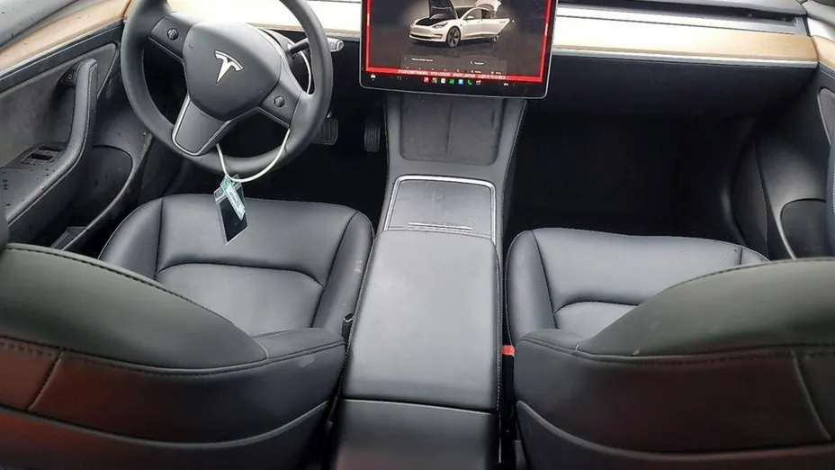 TESLA Model 3 -