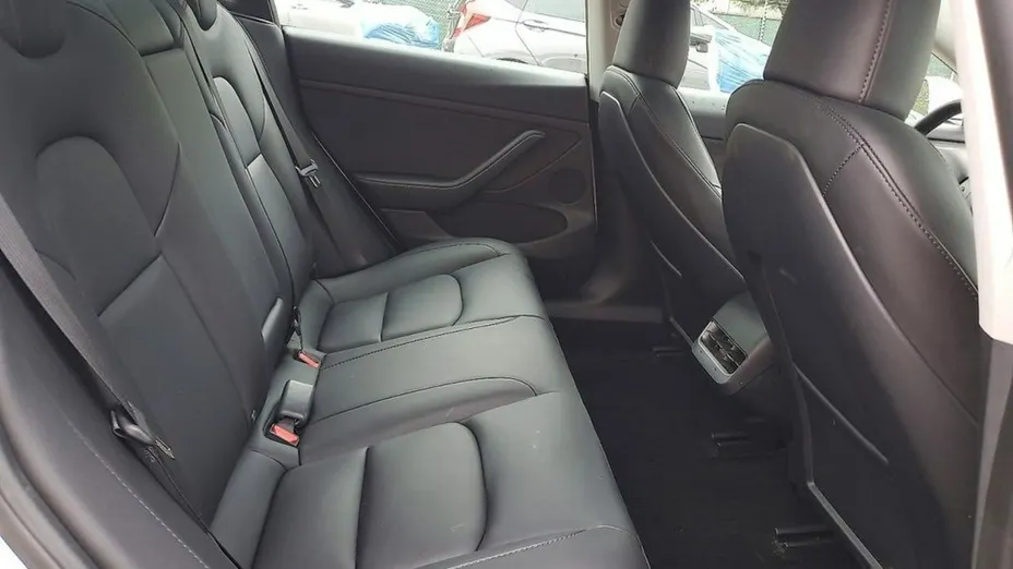 TESLA Model 3 -