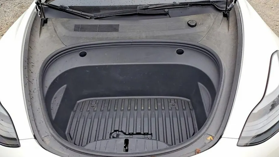 TESLA Model 3 -