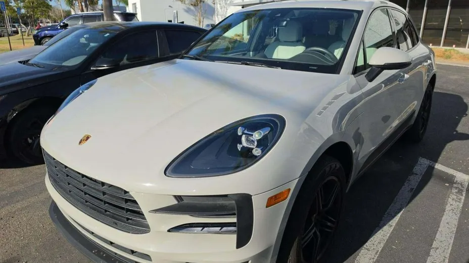 PORSCHE Macan -
