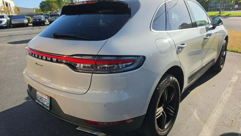 PORSCHE Macan -