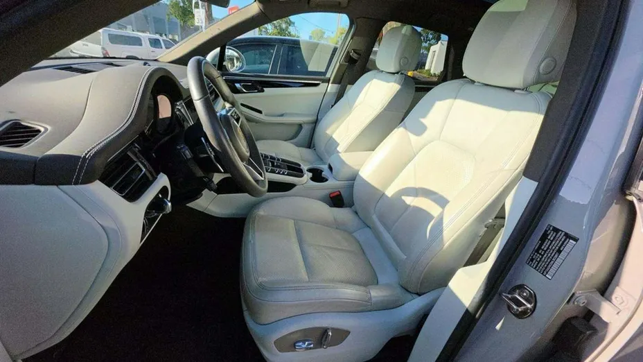 PORSCHE Macan -
