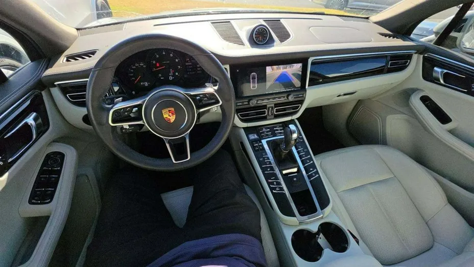 PORSCHE Macan -