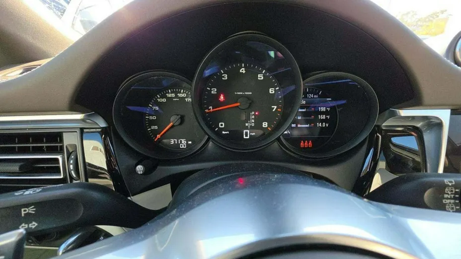 PORSCHE Macan -