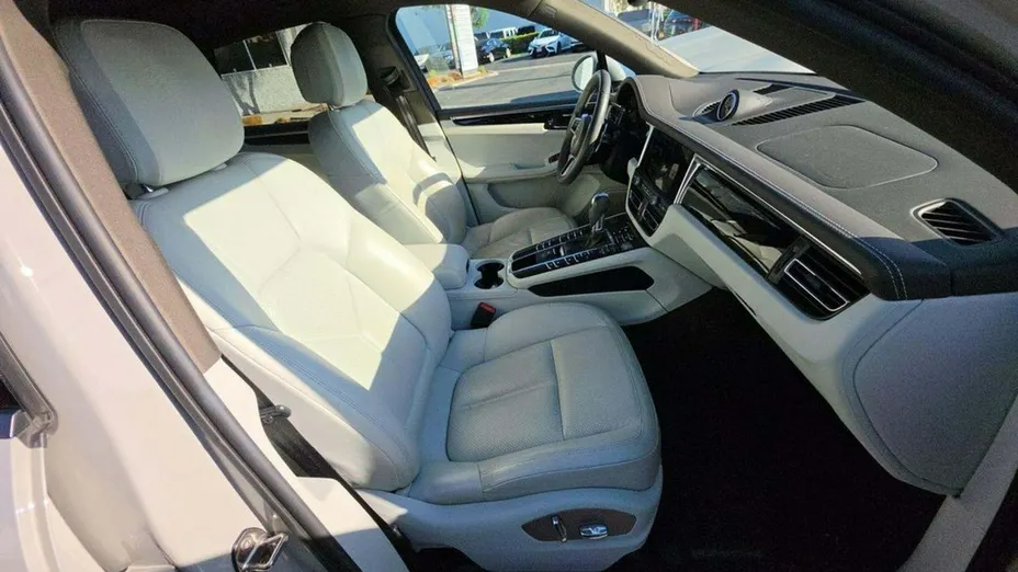 PORSCHE Macan -