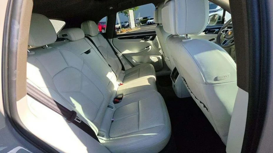 PORSCHE Macan -