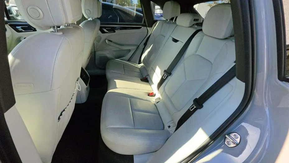 PORSCHE Macan -