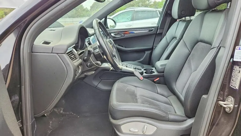 PORSCHE Macan -