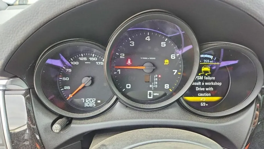 PORSCHE Macan -
