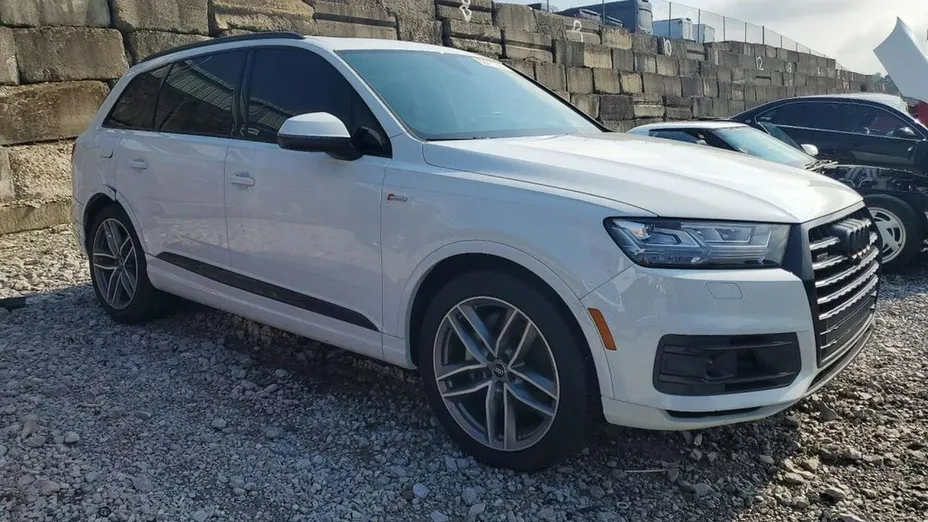 AUDI Q7 -