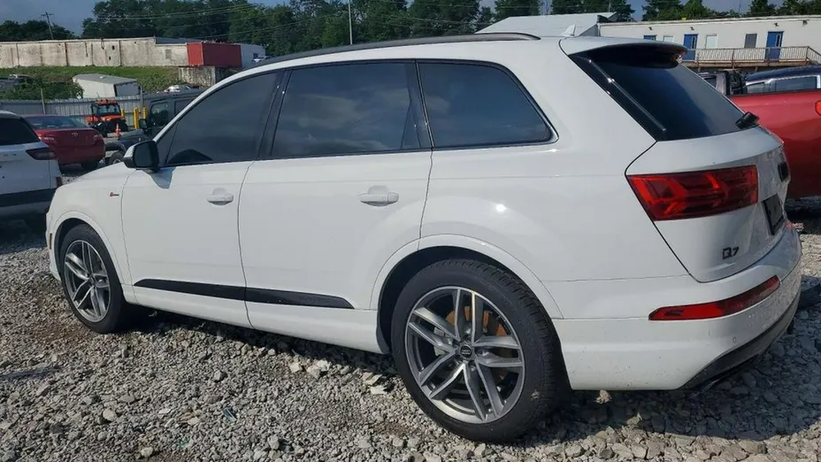 AUDI Q7 -