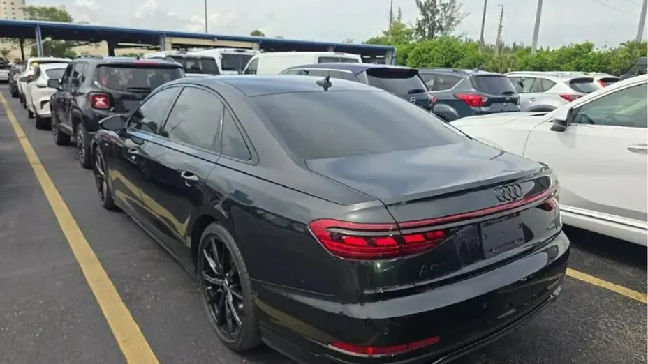 AUDI A8 -
