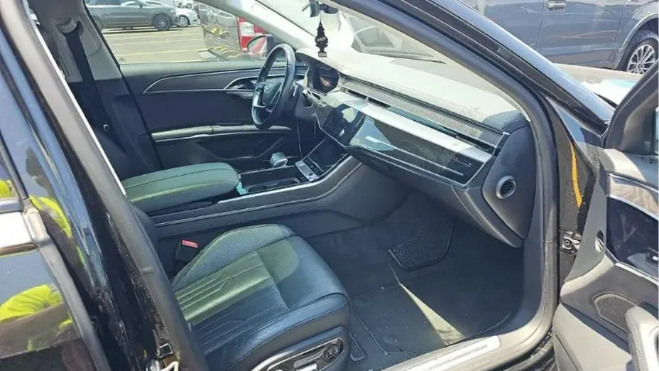 AUDI A8 -