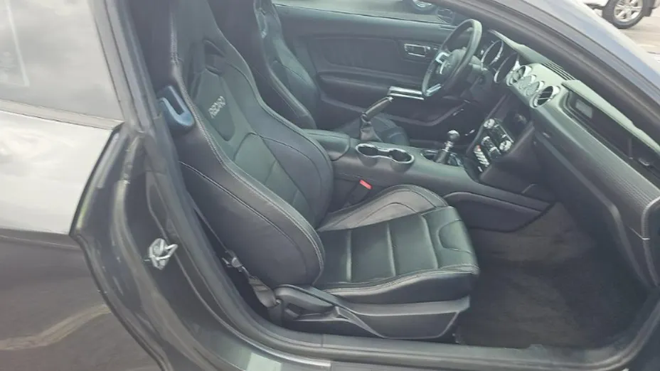 FORD Mustang -