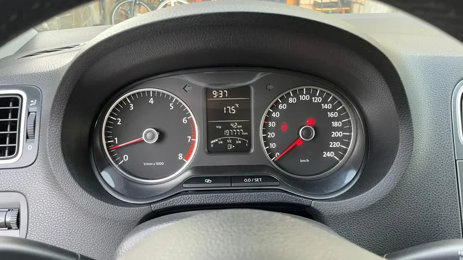 VOLKSWAGEN Polo -