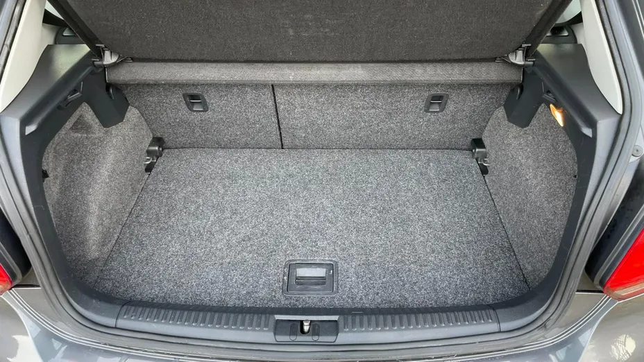 VOLKSWAGEN Polo -