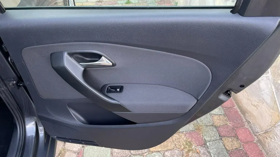 VOLKSWAGEN Polo -
