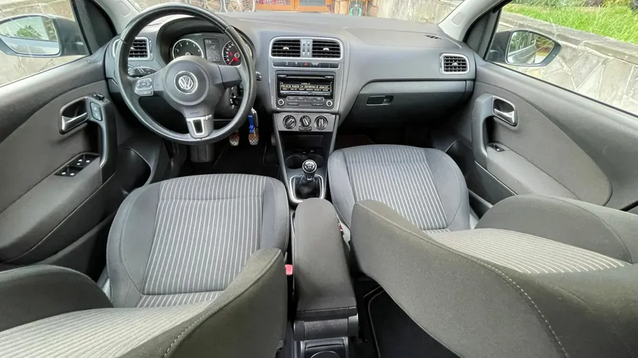 VOLKSWAGEN Polo -