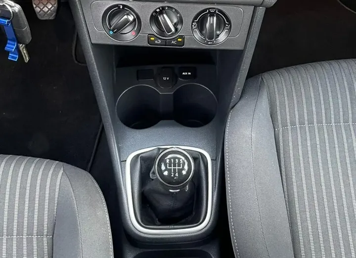 VOLKSWAGEN Polo -